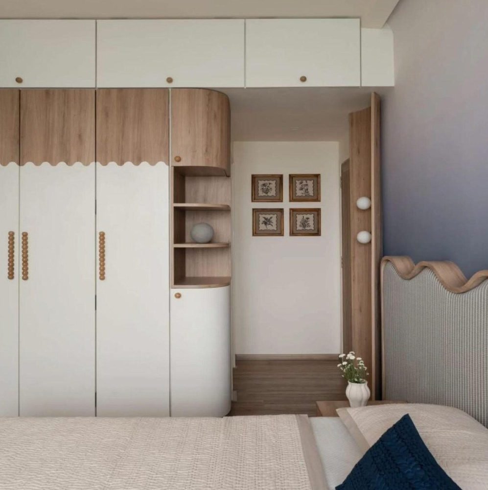 Scalloped wardrobe doors and a passage with botanical prints