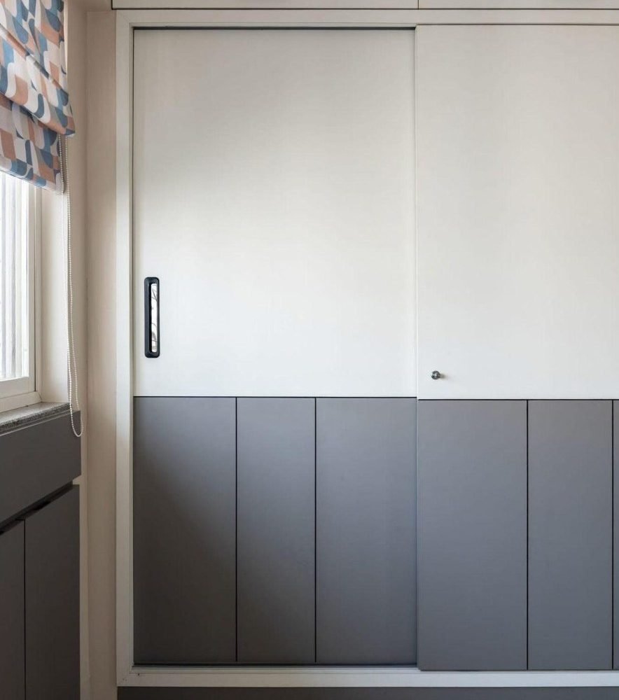 Two-tone sliding wardrobe in white and grey