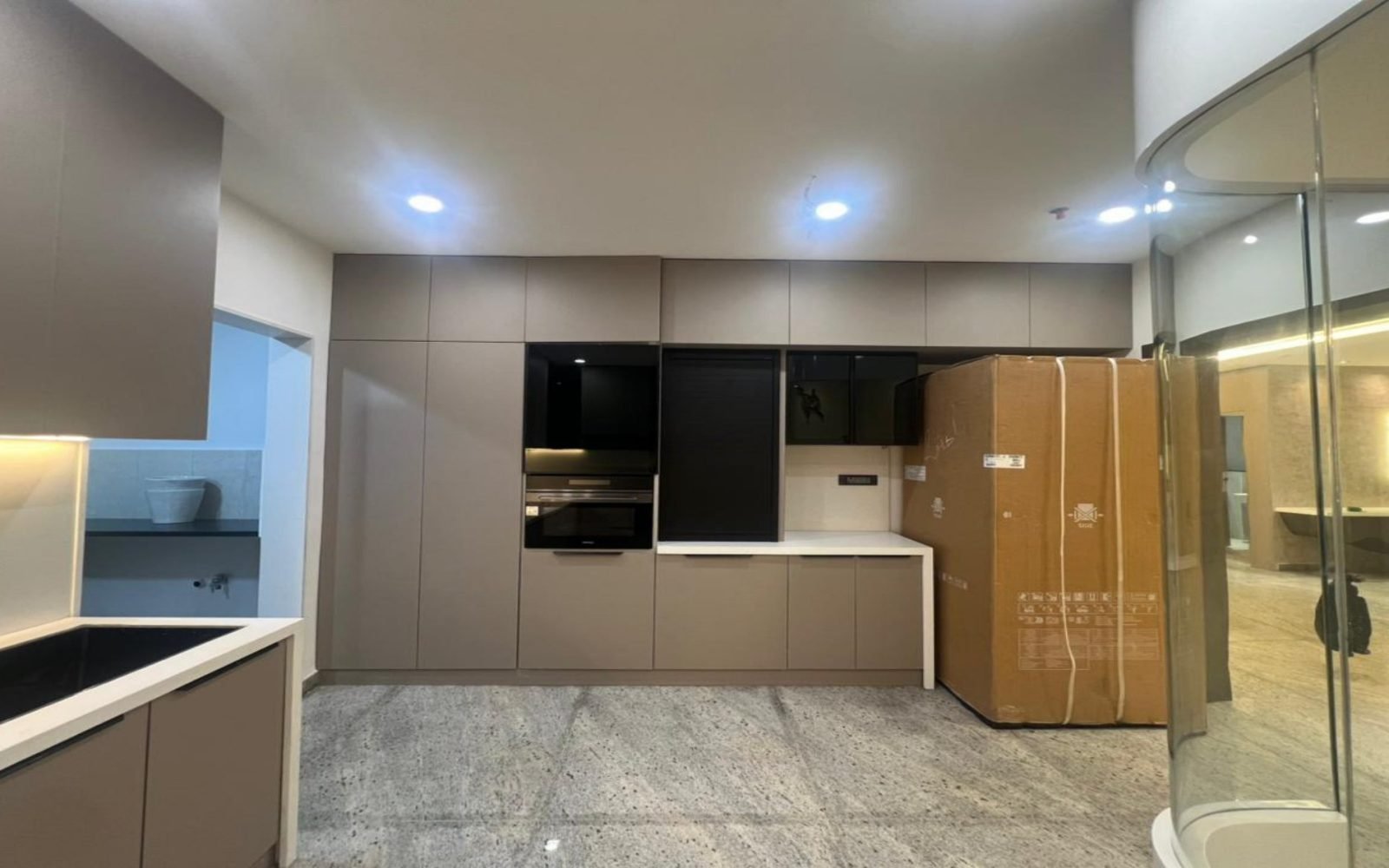 Kitchen tall units with integrated ovens