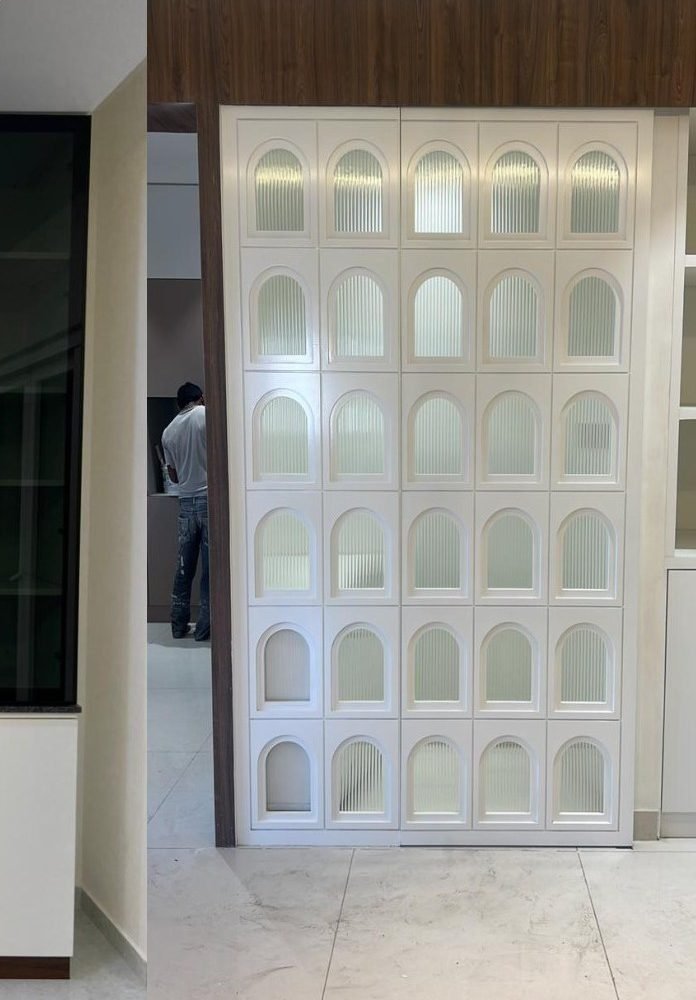 Reed-glass arched screen in a timber frame